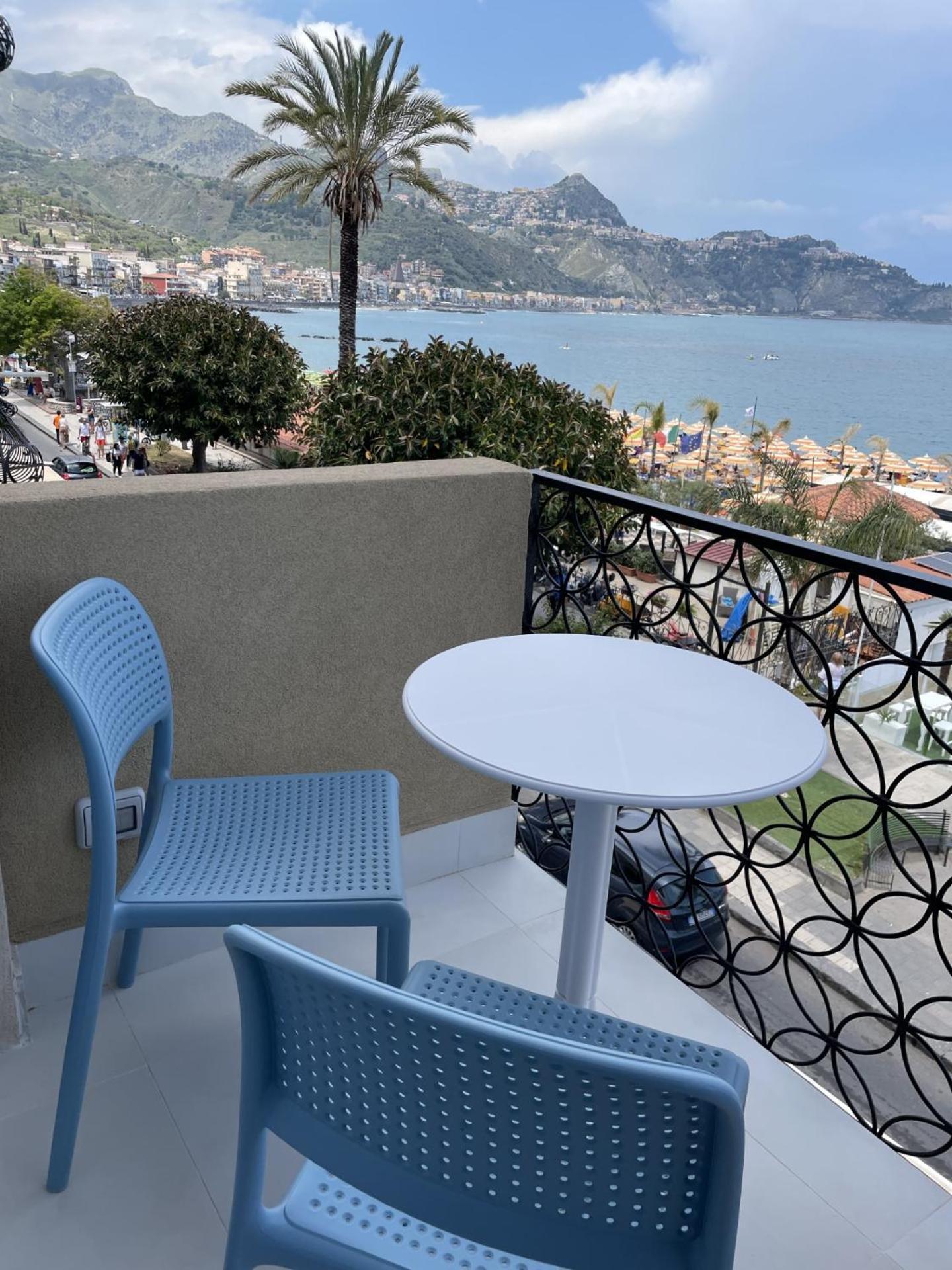 La Finestra Sul Mare Modern Apartment Giardini Naxos Room photo
